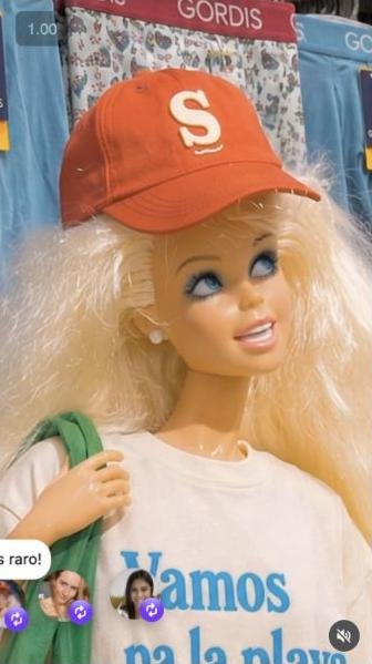 Sylvie, muñeca rubia con gorra roja S, en un reel de humor